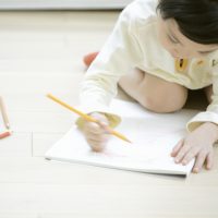 お絵かきをしている子供