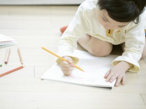 お絵かきをしている子供