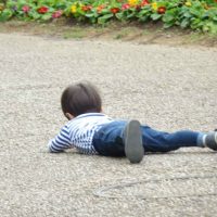 道端で転ぶ子供