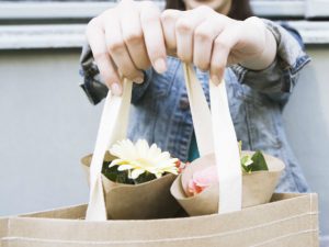 バックに入っている花束2つ