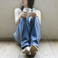 悩んでいる女性