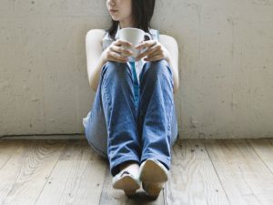 悩んでいる女性