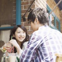 喫茶店で話すカップル