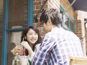 喫茶店で話すカップル