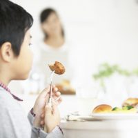 ご飯を食べる男の子