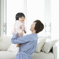 子供を抱っこするお母さん