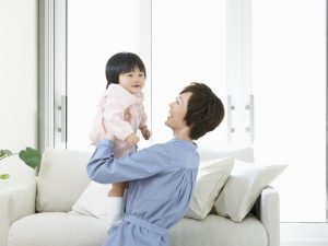 子供を抱っこするお母さん