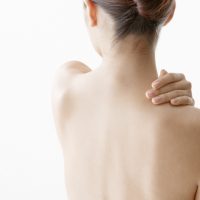 肩こりしている女性