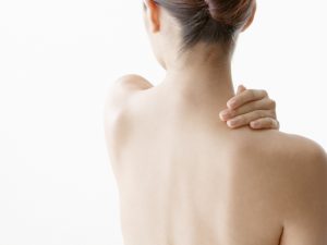 肩こりしている女性