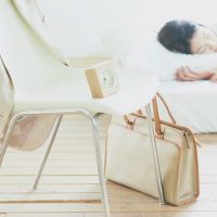 部屋で寝ている女性