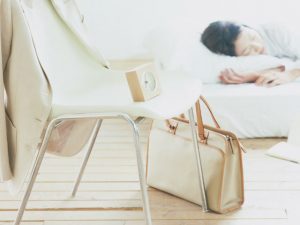 部屋で寝ている女性