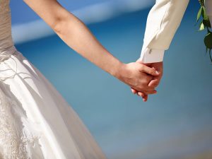 手をつなぐ夫婦