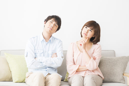 考え事をするカップル